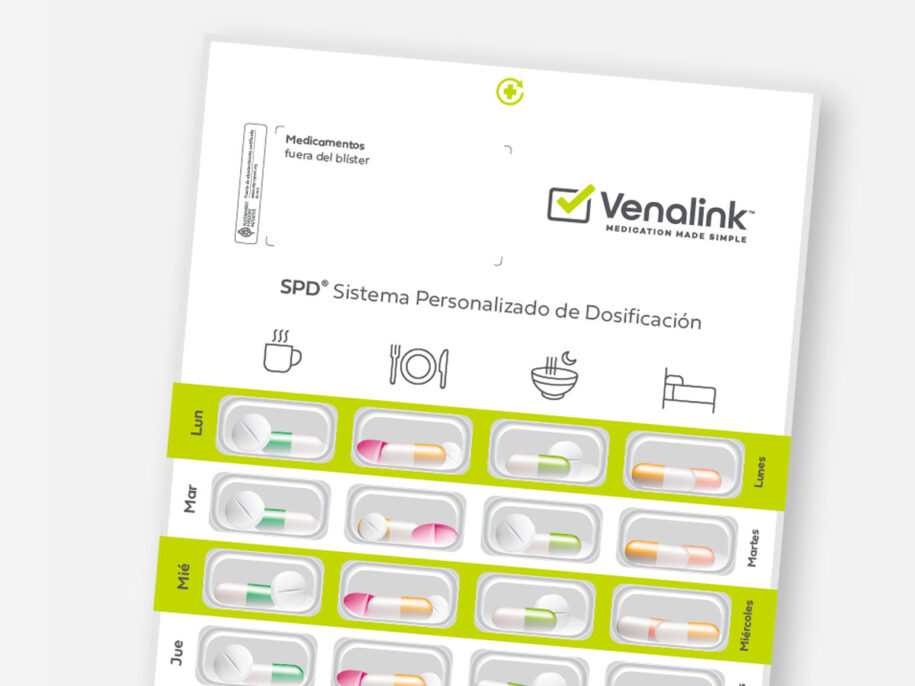 Farmacéutica midiéndole la tensión a un paciente